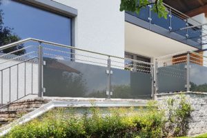 Zäune und Balkone und Balkon-Geländer